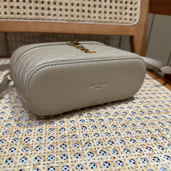 YSL Gaby Vanity Bag 18 en cuir de veau matelassé beige neutre