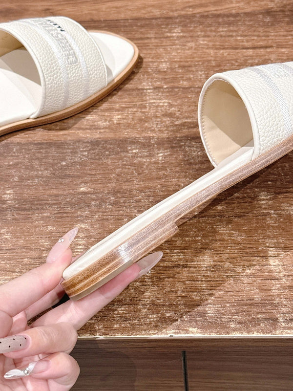 CD 26 Pantoufles brodées en cuir de vachette blanc 610276