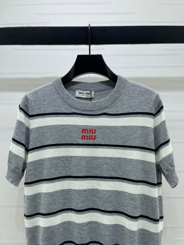 Miumiu 2026 Haut en tricot rayé à manches courtes col rond en coton gris 352436