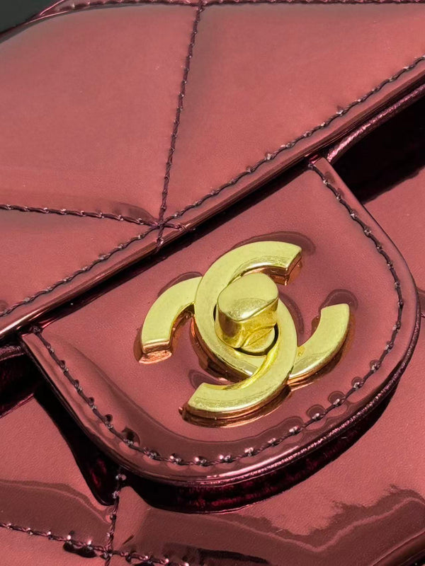 Sac à rabat Chanel avec poignée supérieure en veau miroir métallique et métal doré