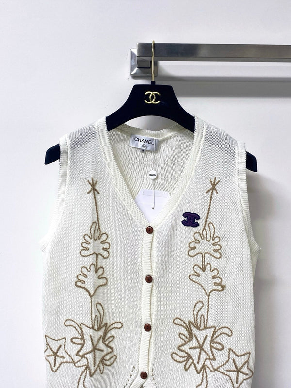 CC 2026 White Sleeveless Knit Vest Gold Embroidery Wool 416251