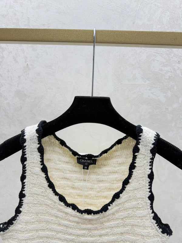 Gilet en maille crochetée Chanel 2026 en laine noire et blanc cassé