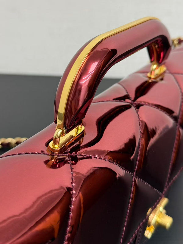 Sac à rabat Chanel avec poignée supérieure en veau miroir métallique et métal doré