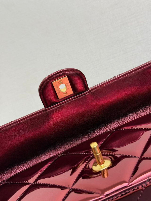 Sac à rabat Chanel avec poignée supérieure en veau miroir métallique et métal doré