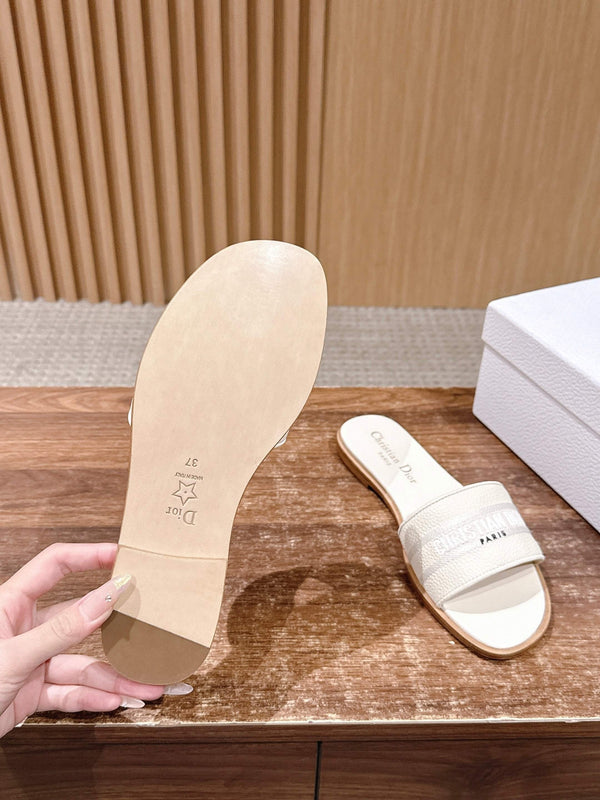 CD 26 Pantoufles brodées en cuir de vachette blanc 610276