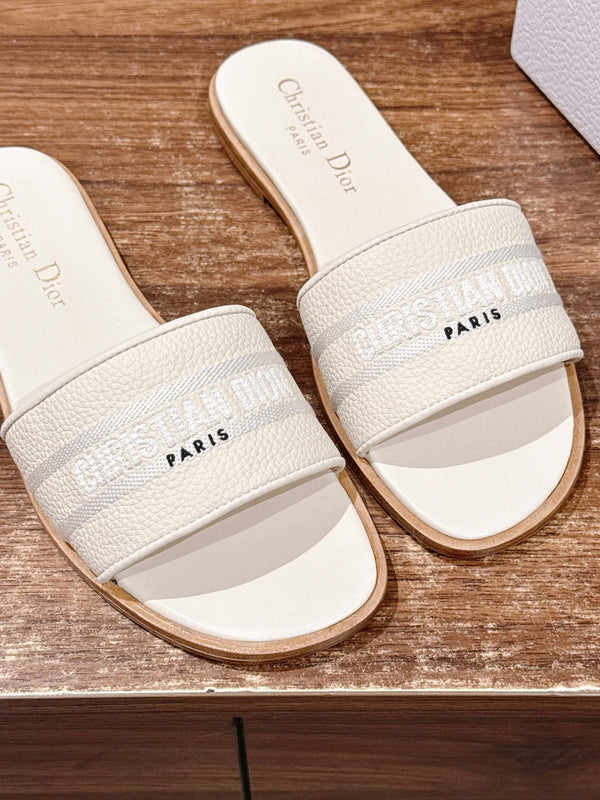 CD 26 Pantoufles brodées en cuir de vachette blanc 610276
