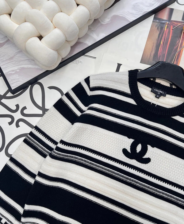 CC 26 Pull en maille rayé en peluche avec lettres en laine noire et blanche 785169