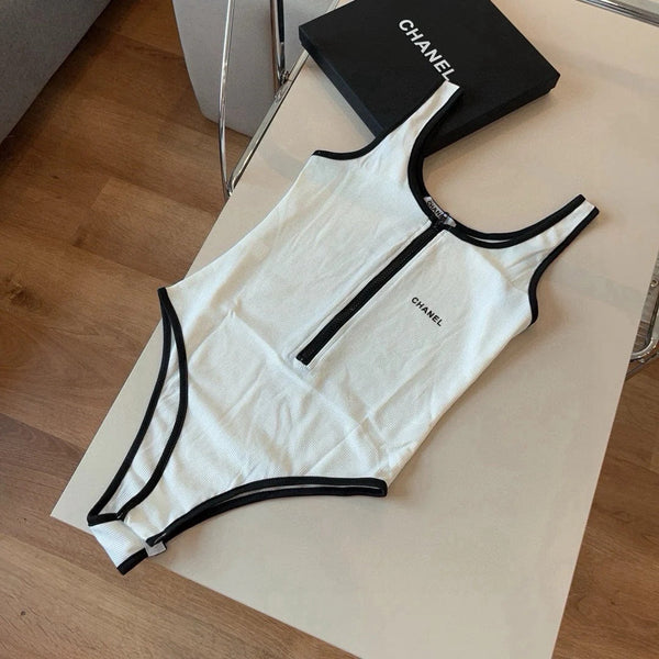 Completo costume da bagno bikini CC con finiture bianche e nere 625974