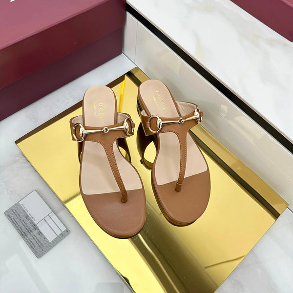 THONG SANDALS IN BROWN LAMBSKIN WITH GOLD HARDWARE