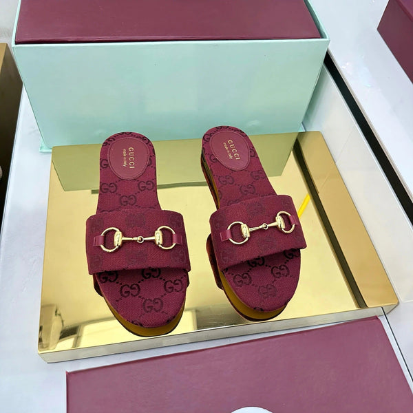 GG SLIDES IN RED WITH GOLD HARDWARE