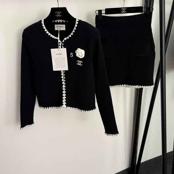 ENSEMBLE EN TRICOT CHANEL 25S AVEC CARDIGAN ET JUPE COURTE 329