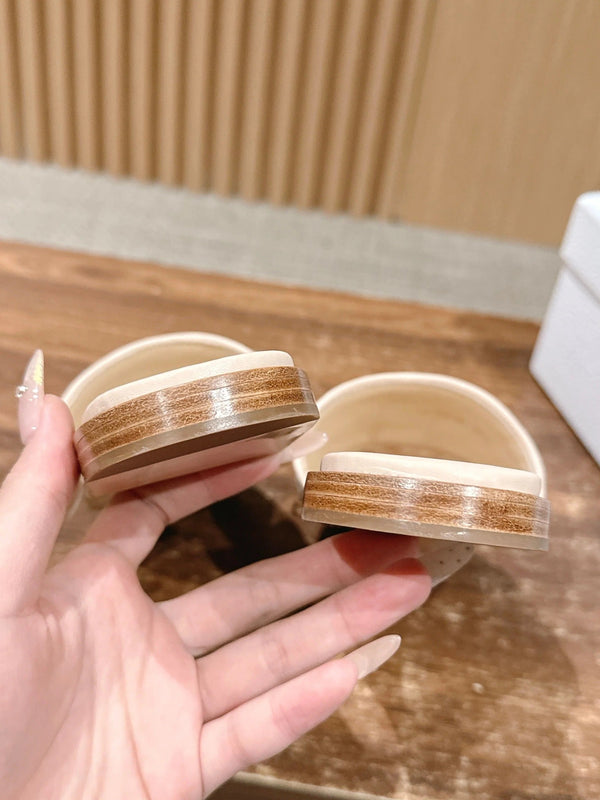 CD 26 Pantoufles brodées en cuir de vachette blanc 610276