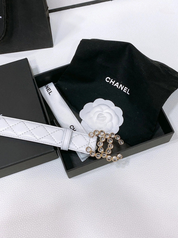 CINTURA CC 30 MM IN VITELLO BIANCO LOGO PERLA CON FERRAMENTA ORO