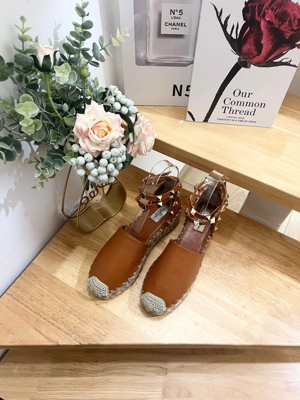 NU-PIEDS PLATS BRONZE EN CUIR AVEC CLOUS ET BRIDE DE CHEVILLE FAÇON ESPADRILLES