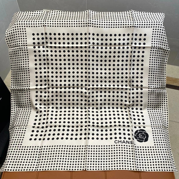 CHANEL 25S SCARF 90 IN SILK 703691