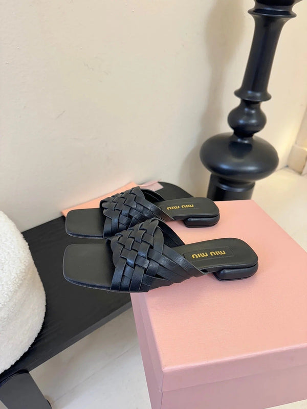 MIU 26ss Sandales plates en peau de mouton noire 627355