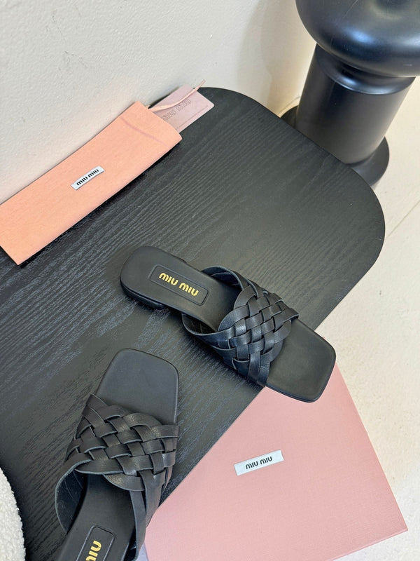 MIU 26ss Sandales plates en peau de mouton noire 627355