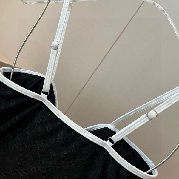 Completo costume da bagno bikini CC con finiture nere e bianche 594785