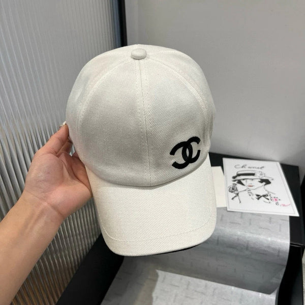BASEBALL HAT IN WHITE WITH WHITE TRIM 673994