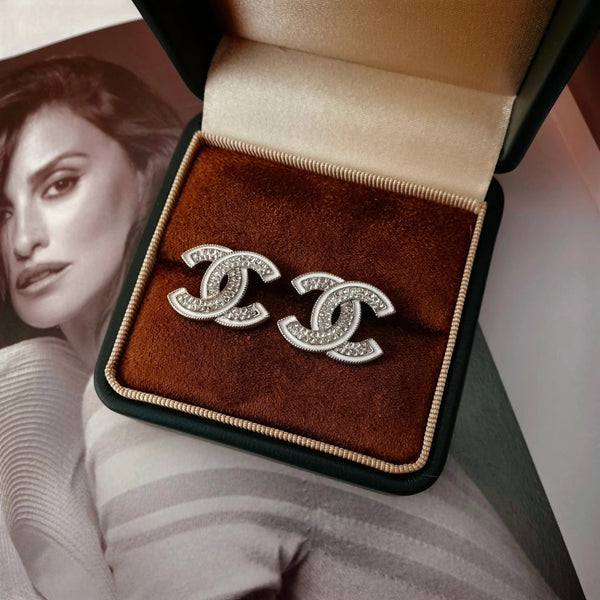 ORECCHINI A PERNO DOPPIA C CON RIFINITURA BIANCA E LOGO IN PIETRA TRASPARENTE