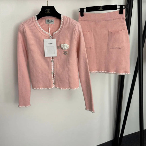 ENSEMBLE TRICOT CHANEL 25S AVEC CARDIGAN ET JUPE COURTE 331