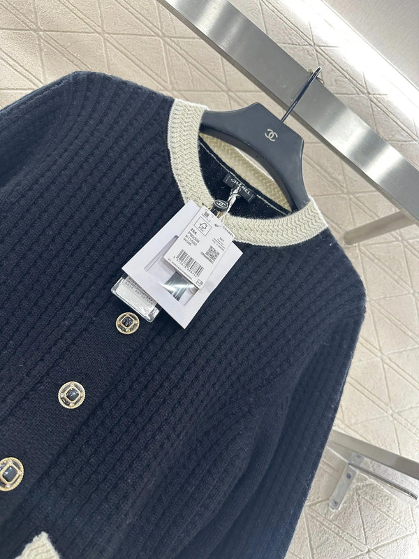 CHANEL Gilet en maille 25S 645