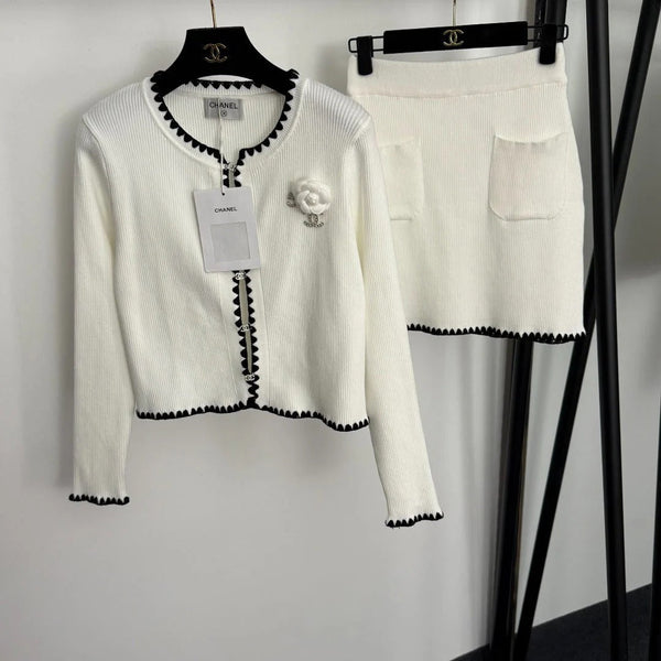 ENSEMBLE EN TRICOT CHANEL 25S AVEC CARDIGAN ET JUPE COURTE 330