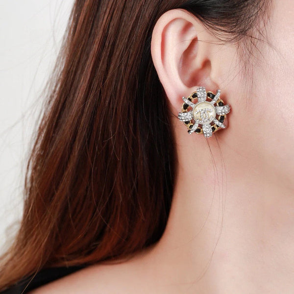 Boucle d'oreille clou mini CC en or et diamant noir