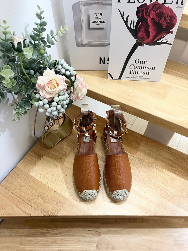 NU-PIEDS PLATS BRONZE EN CUIR AVEC CLOUS ET BRIDE DE CHEVILLE FAÇON ESPADRILLES