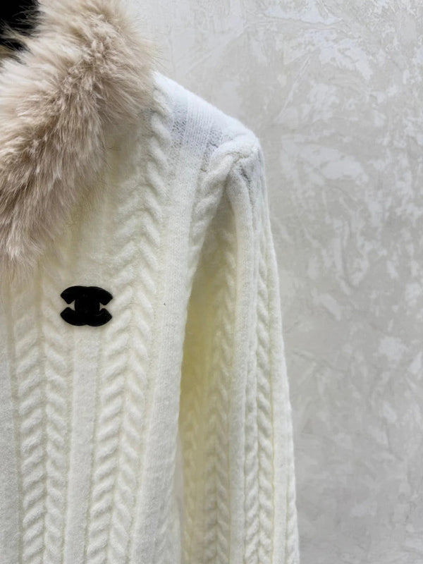 CHANEL Gilet col fourrure 25S 516