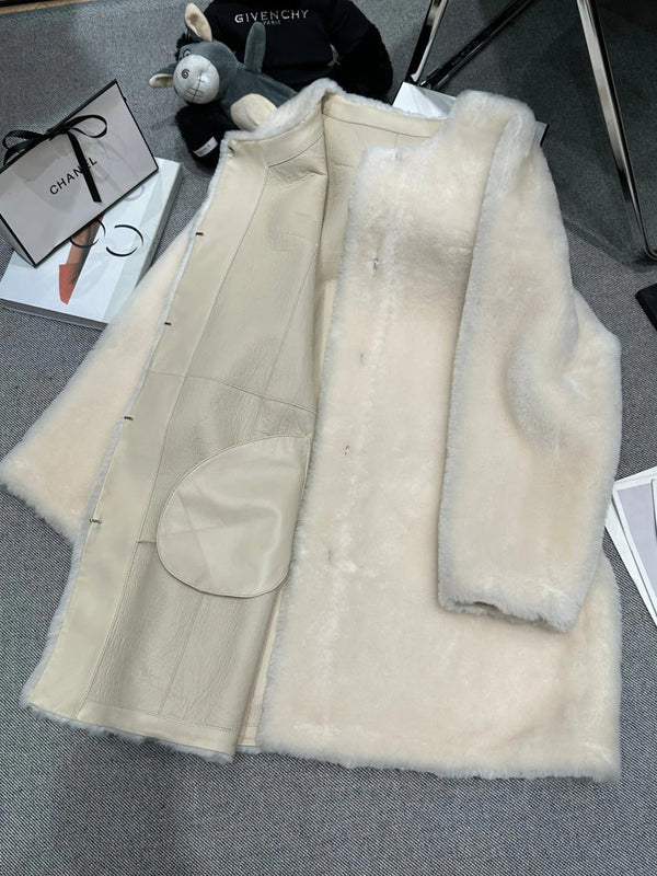 CHANEL MANTEAU EN FOURRURE D'AGNEAU 25S 506