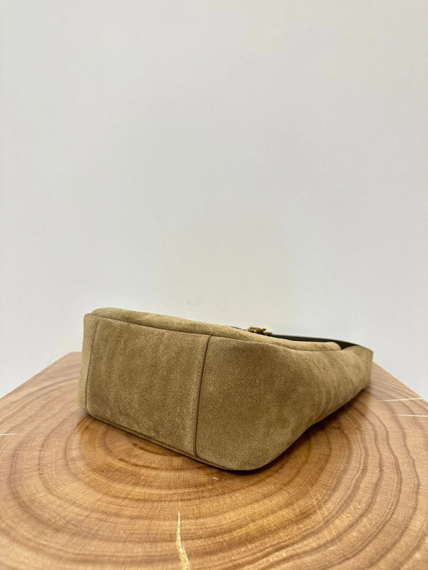 LE 5 À 7 PETIT SAC SUPPLE EN DAIM BRUN CACAHUÈTE DE 22 POUCES