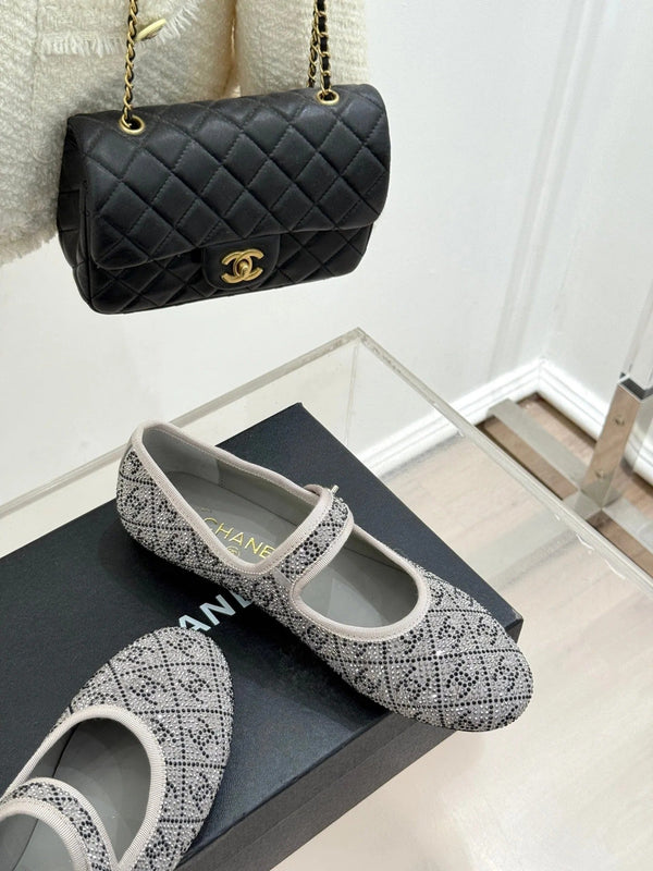 CC Flat Mary Jane 25ss in grigio decorato con strass