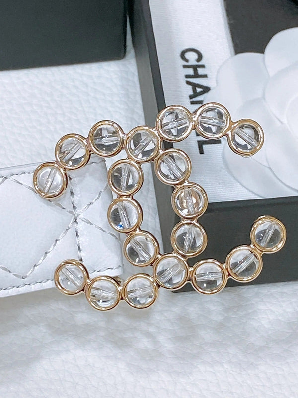 CINTURA CC 30 MM IN PELLE DI VITELLO BIANCA RICAMATA CON LOGO PERLA E FERRAMENTA ORO