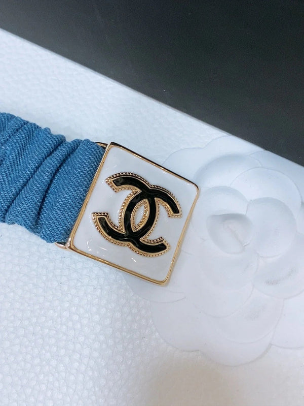 CINTURA ELASTICA 30MM IN DENIM BLU CON FIBBIA QUADRATA E LOGO IN RILIEVO