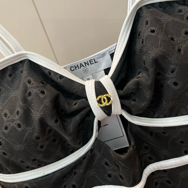 Completo costume da bagno bikini CC con finiture nere e bianche 594785