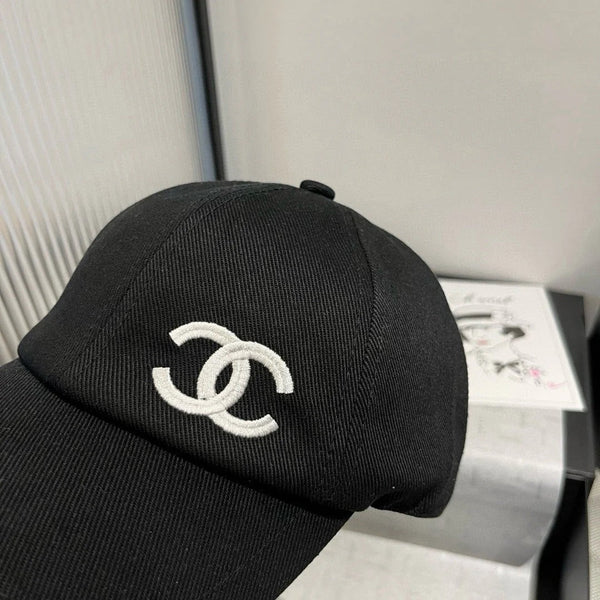 BASEBALL HAT IN BLACK WITH BLACK TRIM 673995