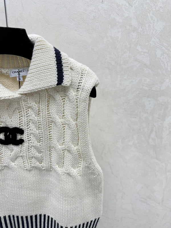 CC 26 Gilet en maille collerette rouge et crème en laine 331417