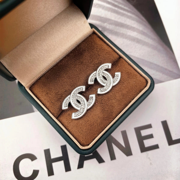 ORECCHINI A PERNO DOPPIA C CON RIFINITURA BIANCA E LOGO IN PIETRA TRASPARENTE