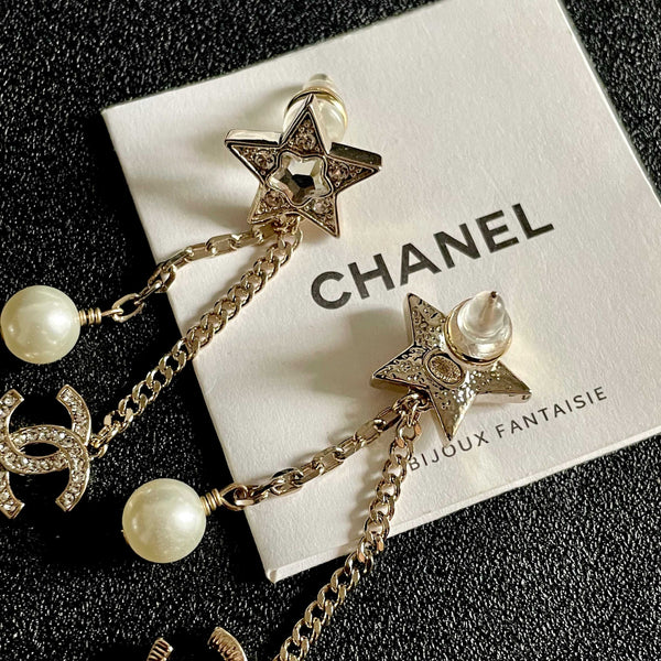 DOUBLE C STUD EARRINGS IN GOLD METAL STAR STONE DOUBLE CHAINS ONE WITH LOGO AND ONE WITH PEARL