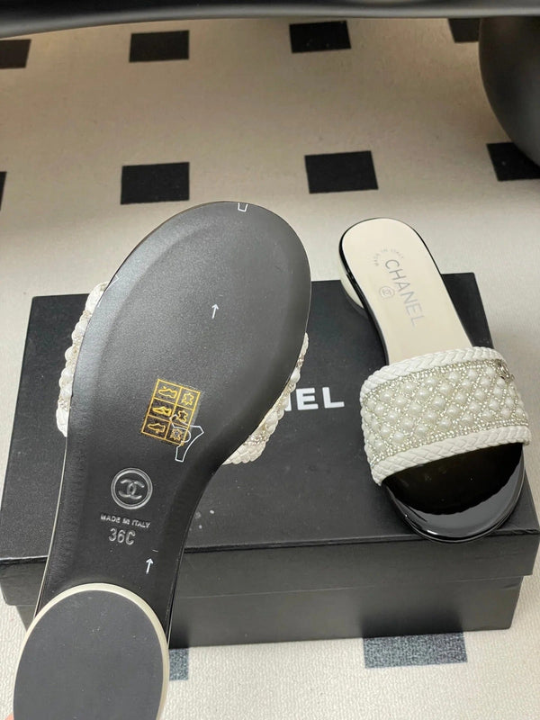 CC 26s Pearl Flat Sandals White Patent Leather 649542