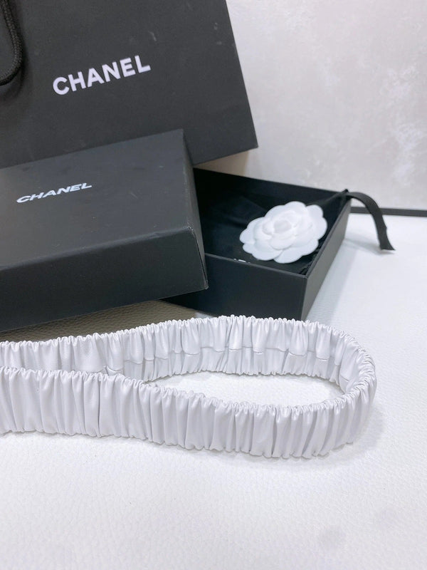 CC ELASTIC BELT 30MM IN WHITE CALFSKIN GOLD HARDWARE WITH RHINSTONES