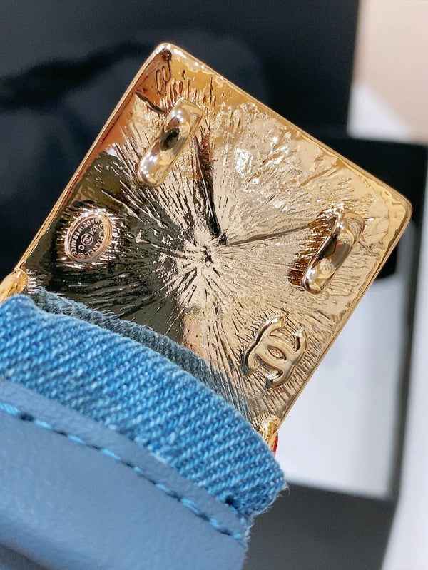 CINTURA ELASTICA 30MM IN DENIM BLU CON FIBBIA QUADRATA E LOGO IN RILIEVO