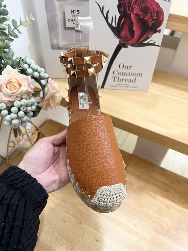 NU-PIEDS PLATS BRONZE EN CUIR AVEC CLOUS ET BRIDE DE CHEVILLE FAÇON ESPADRILLES