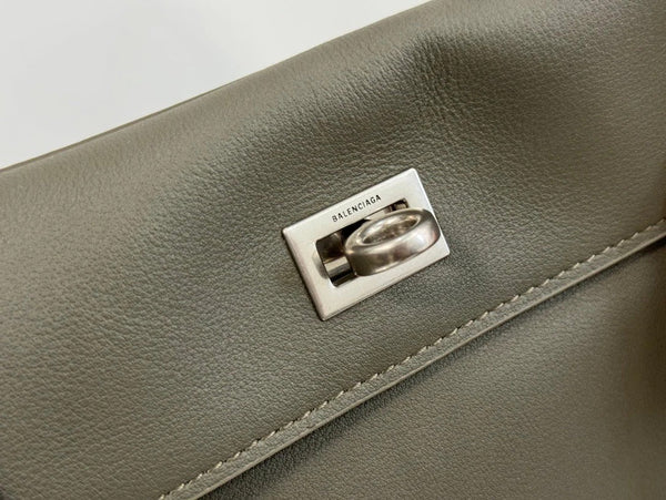 Sac Balenciaga Small Rodeo 29 en cuir de veau vert olive, quincaillerie argentée