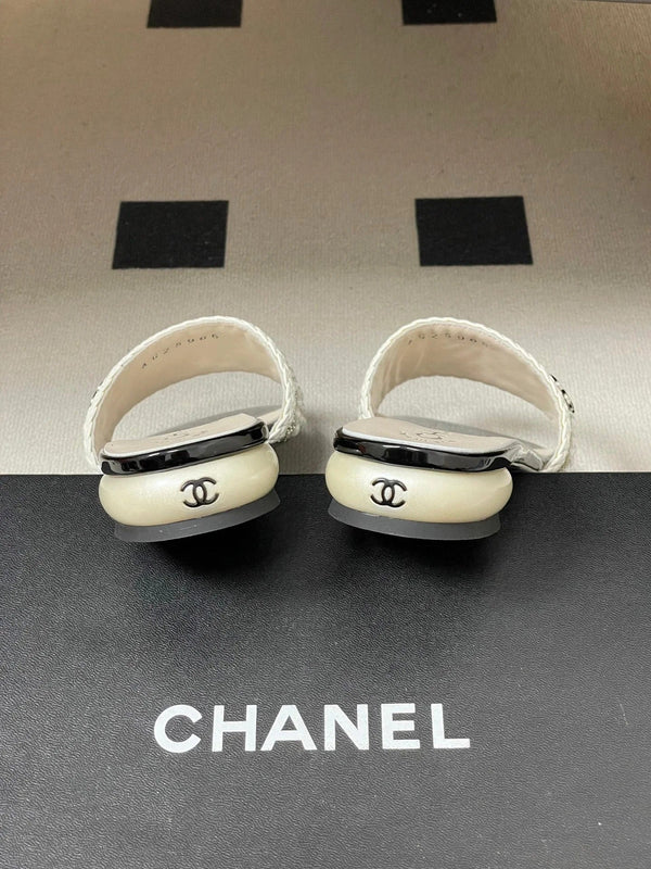 CC 26s Pearl Flat Sandals White Patent Leather 649542