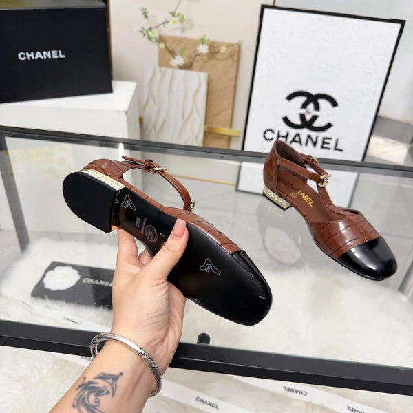 CC 26s Flat Sandals Brown Black Cowhide Patent Leather 183572
