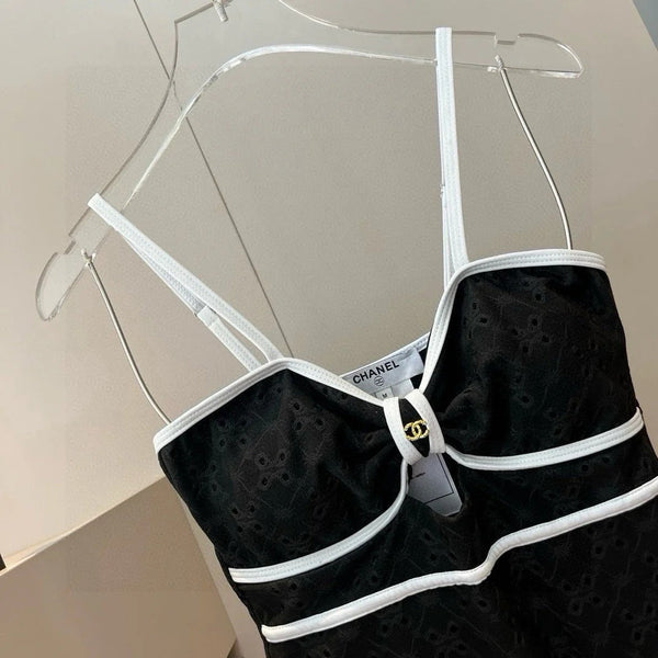 Completo costume da bagno bikini CC con finiture nere e bianche 594785