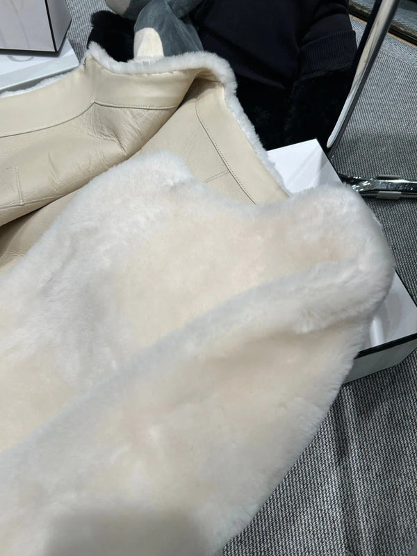 CHANEL MANTEAU EN FOURRURE D'AGNEAU 25S 506