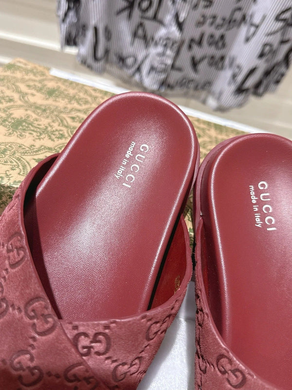 GG SLIDES IN RED SUEDE WITH EMBOSSED LOGO STYLE 9
